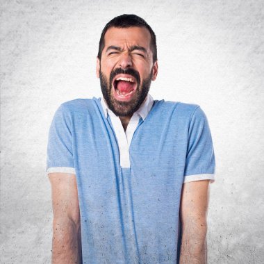 Mavi gömlek bağıran adamla