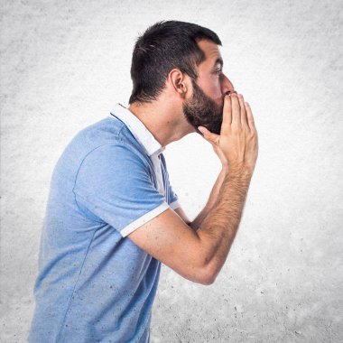 Mavi gömlek bağıran adamla