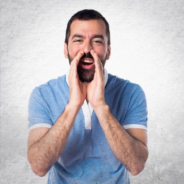 Mavi gömlek bağıran adamla