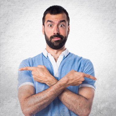 Mavi gömlek şüpheleri laterallerin işaret eden adamla