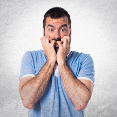 Mavi gömlek ile korkmuş bir adamım