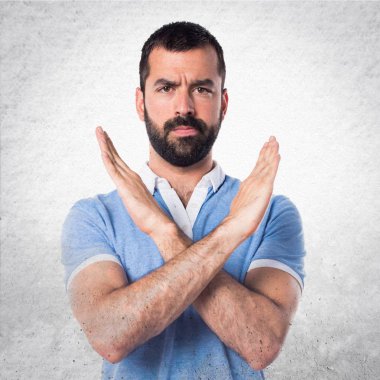 Adam mavi gömleği yok jest yapıyor