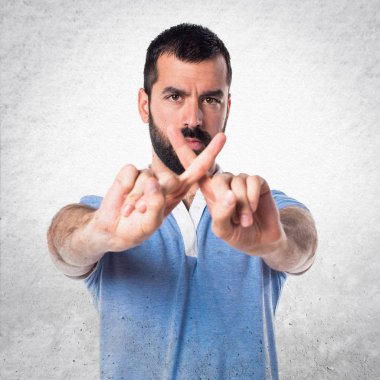 Adam mavi gömleği yok jest yapıyor