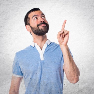 Adam yukarıyı mavi gömlek ile