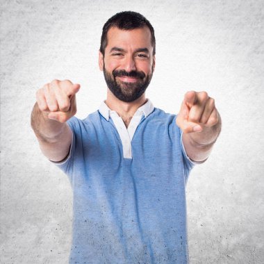 Mavi gömlek önüne işaret eden adamla