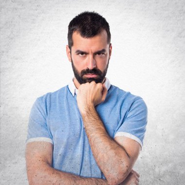 Adam mavi gömlek düşünce ile