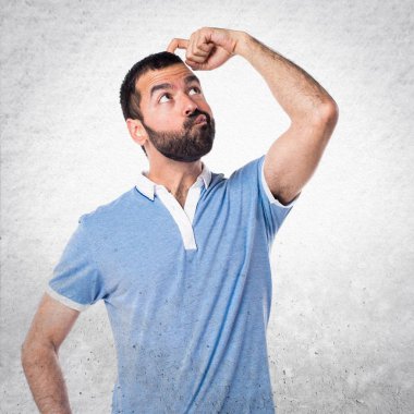 Mavi gömlek şüpheleri olan adam