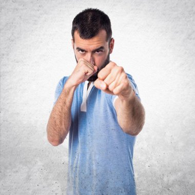 Mavi gömlekli bir yumruk veren adamla