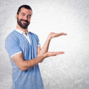 Adam bir şey sunmak mavi gömlek ile