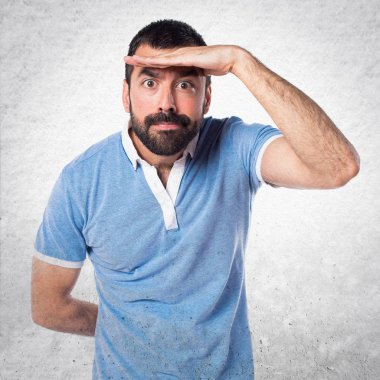 Adam bir şey gösterilen mavi gömlek ile