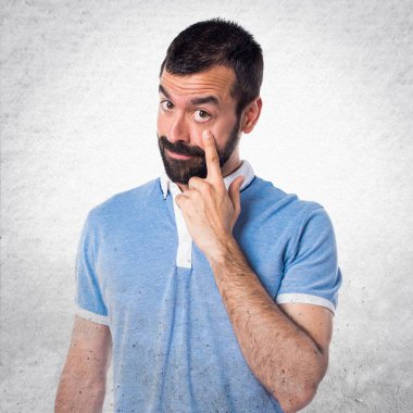 Adam bir şey gösterilen mavi gömlek ile