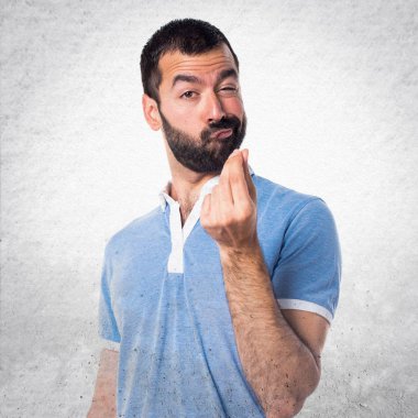 Adam para hareketi yaparken mavi gömlek ile