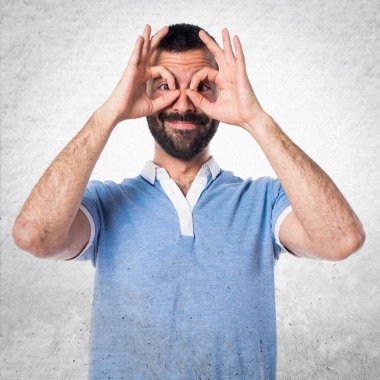 Adam bir şey gösterilen mavi gömlek ile