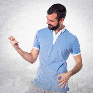 Adam gitar jest yapıyor mavi gömlek ile