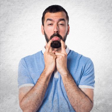 Mavi gömlek ile üzgün adam