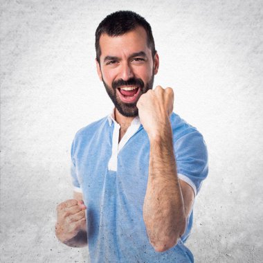 Mavi gömlek ile şanslı adam