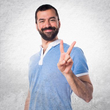 Adam mavi gömlek zafer jest yapıyor