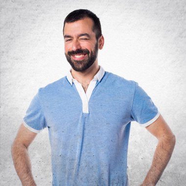 Mavi gömlek göz kırpıyor ile adam