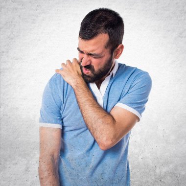 Adam omuz ağrısı ile mavi gömlek ile