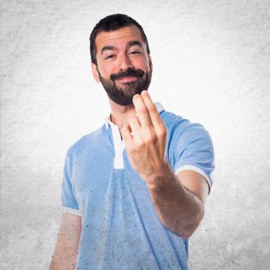 Adam mavi gömlek önümüzdeki hareketi ile