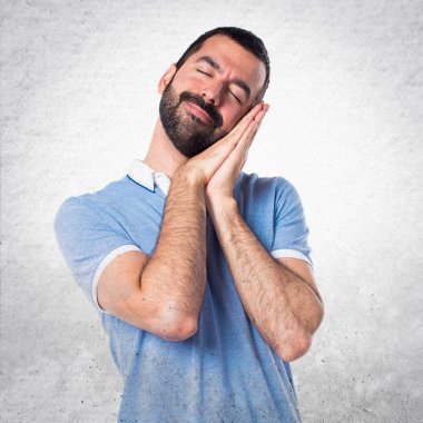 Adam mavi gömlek uyku jest yapıyor