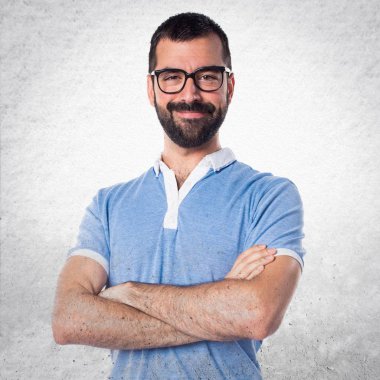 Adam mavi gömlek kolları ile geçti