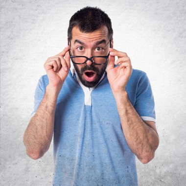 Adam şaşırmış jest yapıyor mavi gömlek ile