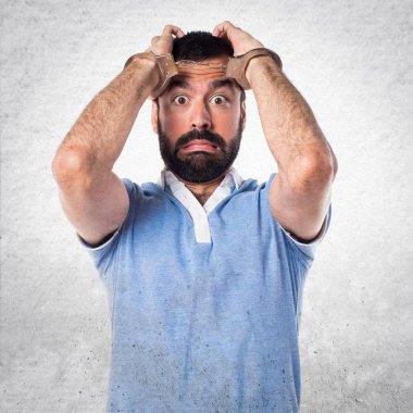 Kelepçe ile mavi gömlekli adam