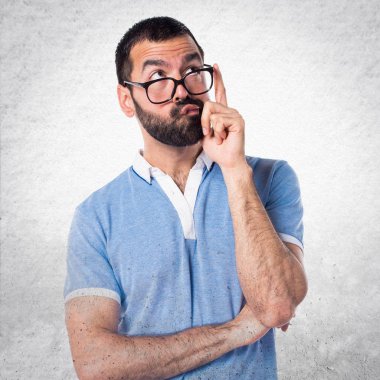 Adam mavi gömlek düşünce ile