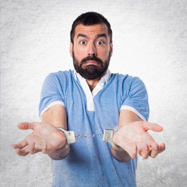 Kelepçe ile mavi gömlekli adam