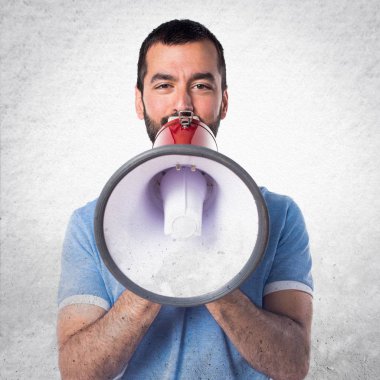 Mavi gömlek megafon tarafından bağıran adamla