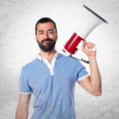 Mavi gömlek megafon tarafından bağıran adamla