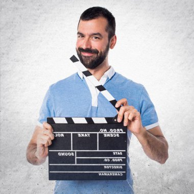 Mavi gömlekli bir Klaket tutan adamla