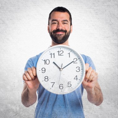 Mavi gömlek saat tutan adamla