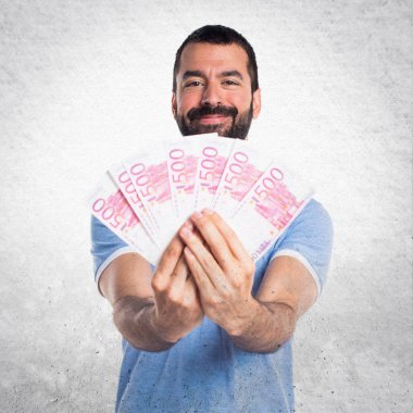 Adam bir sürü para alarak mavi gömlek ile