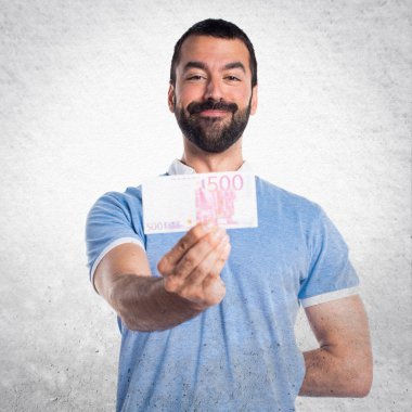 Adam bir sürü para alarak mavi gömlek ile