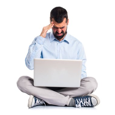 dizüstü bilgisayar ile sinirli adam