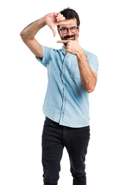 Bonito homem focando com os dedos — Fotografia de Stock