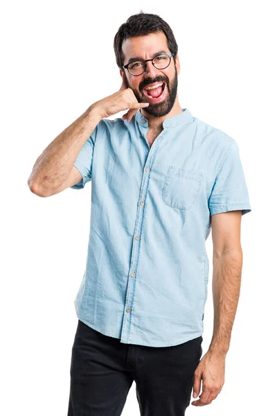 Bonito homem fazendo gesto de telefone — Fotografia de Stock