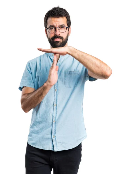 Bonito homem fazendo tempo fora gesto — Fotografia de Stock