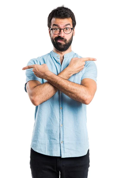 Bonito homem apontando para a lateral — Fotografia de Stock