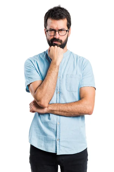 Pohledný muž s brýlemi myšlení — Stock fotografie