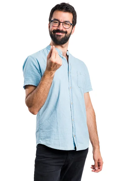 Hombre guapo con gafas azules haciendo gesto de dinero — Foto de Stock