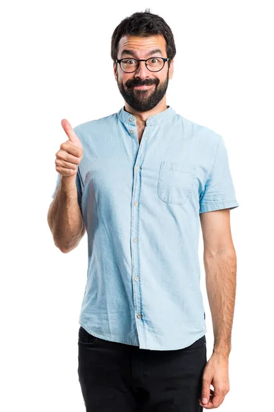Hombre guapo con anteojos azules con pulgar hacia arriba — Foto de Stock