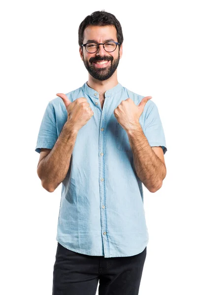 Homem bonito com óculos azuis com polegar para cima — Fotografia de Stock