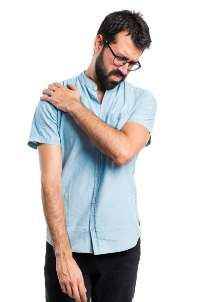 Omuz ağrısı ile mavi gözlük ile yakışıklı adam — Stok fotoğraf