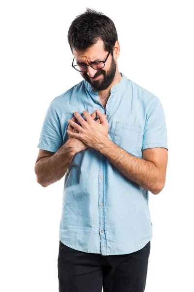 Schöner Mann mit blauer Brille mit Herzschmerzen — Stockfoto