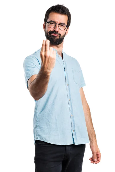 Knappe man met blauwe brillen komende gebaar — Stockfoto