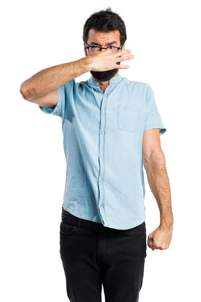 Knappe man met blauwe glazen ruiken slecht gebaar te maken — Stockfoto