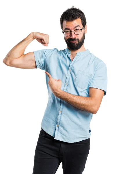 Homem bonito com óculos azuis fazendo gesto forte — Fotografia de Stock